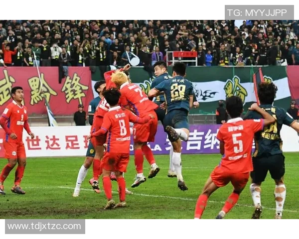 足球巨星走进草根球场 揭开业余足球背后的热血与梦想 足球巨星走进草根球场 揭开业余足球背后的热血与梦想